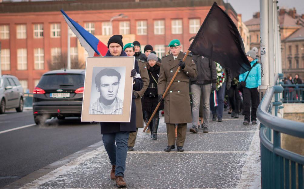 ZE ŽIVOTA UHK ZE ŽIVOTA UHK Královéhradečtí vysokoškoláci si společně připomněli výročí 50 let od činu Jana Palacha JAKUB NOVÁK TISKOVÝ MLUVČÍ UHK DOMINIK ŠÍPOŠ STUDENTSKÝ ORGANIZÁTOR REKONSTRUKCE