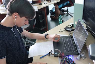 Cílem této soutěže určené žákům základních a středních škol je prohloubit znalosti v programování a v používání softwaru u žáků, zvýšit zájem o výpočetní techniku a technické obory.