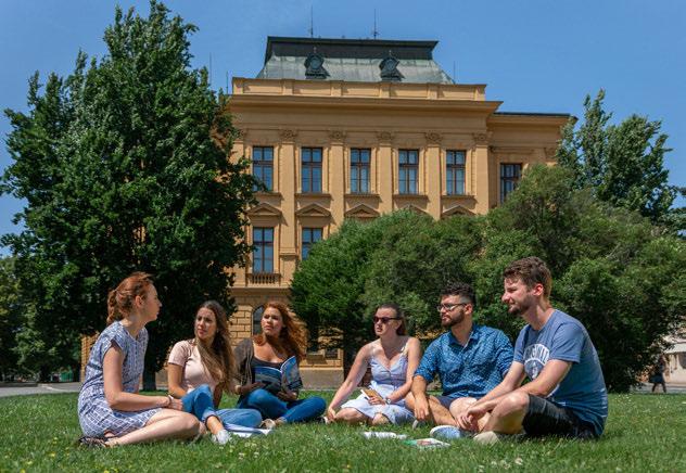 ZE ŽIVOTA UHK ZE ŽIVOTA UHK vybavenosti studentů. Jsem rád, že přesně toto naše fakulta studentům nabízí již řadu let.
