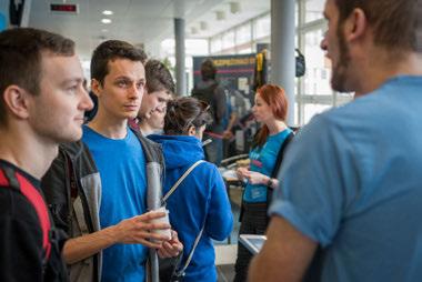 Studenti tak měli jedinečnou šanci setkat se na prezentačních stáncích se zástupci firem osobně, dozvědět se o aktuálních nabídkách brigád či zaměstnání nebo si domluvit konkrétní téma své závěrečné