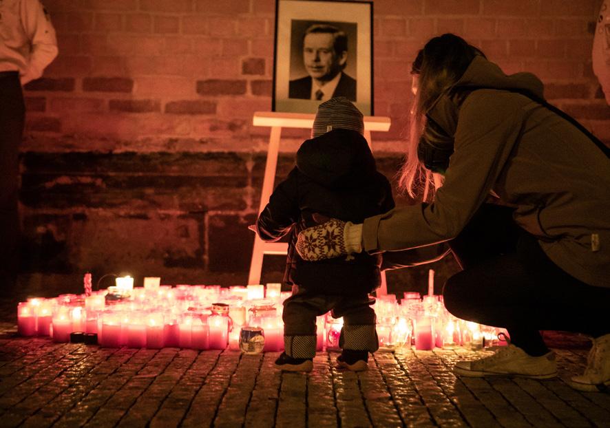 Václav Havel Tuto desku věnovali studenti Univerzity Hradec Králové u příležitosti 30. výročí listopadových událostí z roku 1989 všem bojovníkům proti totalitním režimům. 16. 11.