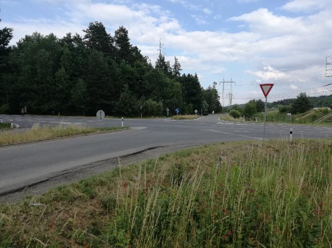 kamionová doprava jedoucí do průmyslové zóny. Dnes je pro směr na jih využívána primárně nová mimoúrovňová křižovatka.