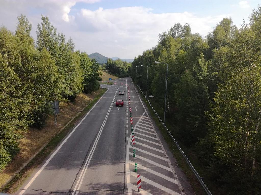 vybudován také odbočovací pruh. V dalším mírném oblouku se nachází křižovatka se silnicí vedoucí do Skalice u České Lípy.