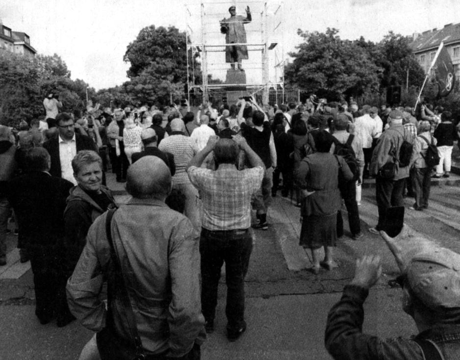 září se u sochy sovětského maršála Ivana Stěpanoviče Koněva na náměstí Interbrigády v pražských Dejvicích sešly stovky občanů, aby zabránily dalšímu ponižování sovětských osvoboditelů naší země od