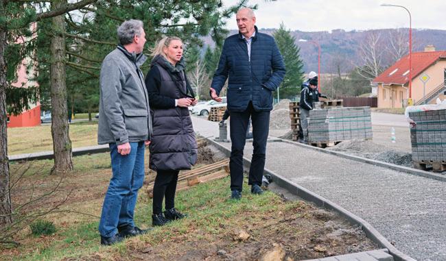 4 Podlesí čeká regenerace TEPLÉ POČASÍ UMOŽNILO ZAČÍT NEJEN S OPRAVAMI CHODNÍKŮ UŽ NYNÍ Díky mírné zimě letos mohly plánované opravy chodníků začít bez ohledu na to, že kalendář hlásil leden.