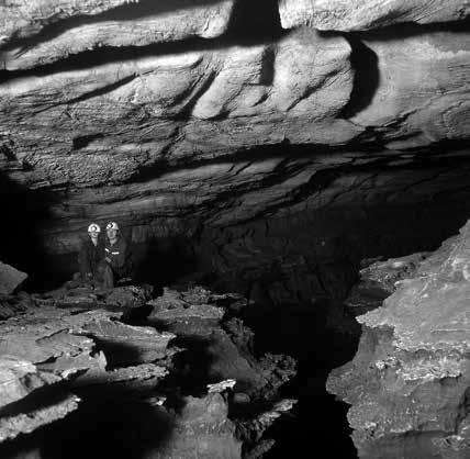 18 m), v boční chodbě lze shlédnout nástěnné kresby z období 8. 7. stol. př. n. l. Další významnou geologickou lokalitou oblasti je skalní město pískovcových věží Bělogradčické skály s osmanskou pevností.