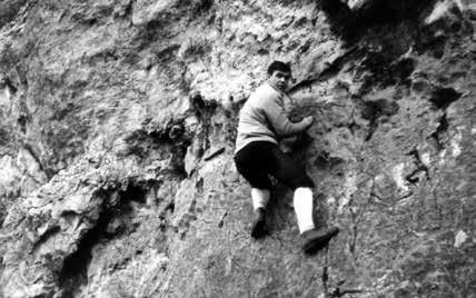 Foto 1 Kupředu pravá, Hugo v traverzu Bílé plotny na Stránské skále, jaro 1966 Foto 2 Lezeme na střídačku, Hugo na vrcholu Rorejsů, jaro 1967 jara ve žlebech.
