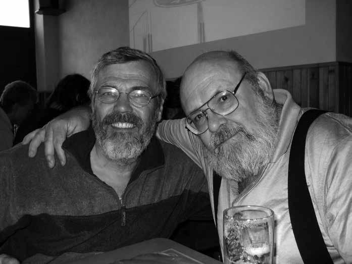 Foto 7 Naše poslední společná fotografie, v hospůdce U Němců v Ostrově u Macochy, květen 2008 (Hugo je vlevo) Prvního dubna, na sv. Apríla, byl Hugův svátek.