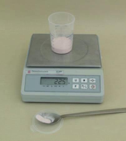 Příklad míchání: 15 ml monomeru tekutiny a 22,5 g polymeru prášku (množství pro jednu celkovou náhradu).