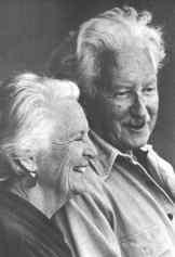 STÁŘÍ SOUČÁST ŽIVOTNÍHO CYKLU ERIK ERIKSON (1902 1994) Osm věků člověka V každém období života člověk plní určité vývojové úkoly 1. Základní důvěra vůči světu svět je dobrý (do 1 roku) 2.