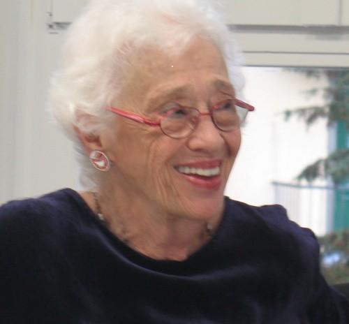 VALIDACE Naomi FEIL (*1932) posilování aktuálního vnímání hodnoty seniora skrze životní příběh (senior i personál) akceptace emocí a chování seniora Východisko: i senioři s demencí potřebují