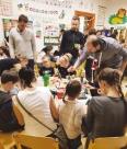 děti předaly svým rodičům dárek, který pro ně připravovaly téměř celý rok v hodinách výtvarné výchovy kalendář