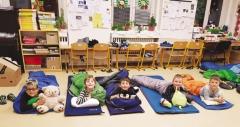 Zbývala už jen snídaně, kterou nám opět připravily maminky. Stůl se prohýbal pod spoustou bábovek, vánoček a dalších vánočních i nevánočních dobrot.