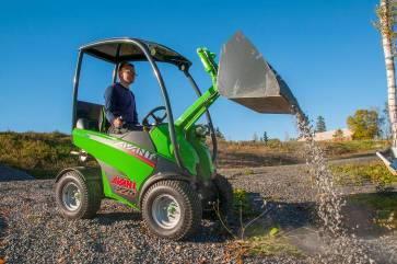 Za příplatek je možno stroj dovybavit zadní hydraulickým vývodem určeným například pro sklápěč. Ve standardu je stroj vybaven olejovým chladičem.