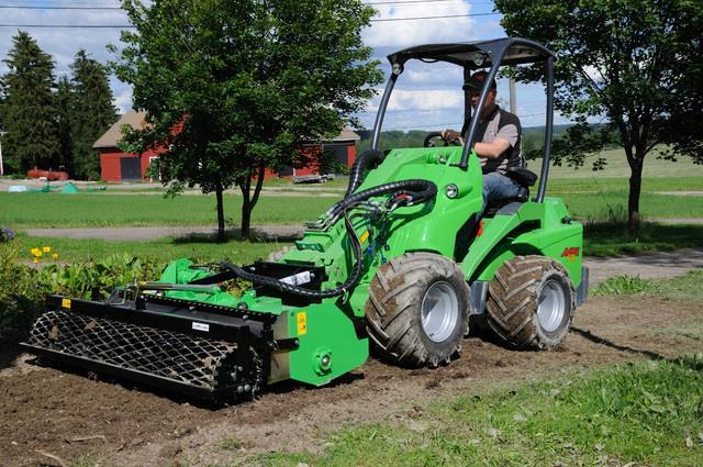 44 Paletizační vidle s příčným posuvem Hydraulický boční posuv hrotů paletizačních vidlí umožňuje řidiči posouvat jednotlivé hroty od sebe nebo k sobě pomocí hydraulického válce a to celé z místa