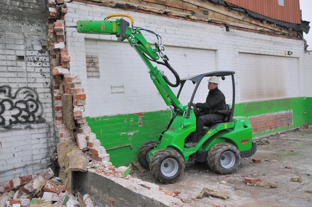 48 Hydraulické bourací kladivo Avant Hydraulické bourací kladivo je určeno pro použití s nakladači Avant. Je konstruováno speciálně pro použití na teleskopickém rameni.