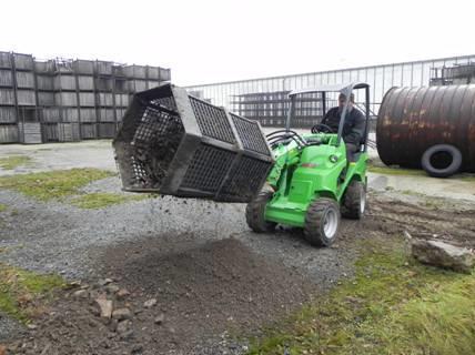 49 Fréza na asfalt SIMEX Výkonný nástroj vhodný k rychlým opravám asfaltových povrchů. Fréza je schopna vyfrézovat hloubky 110 mm při záběru 350 mm.
