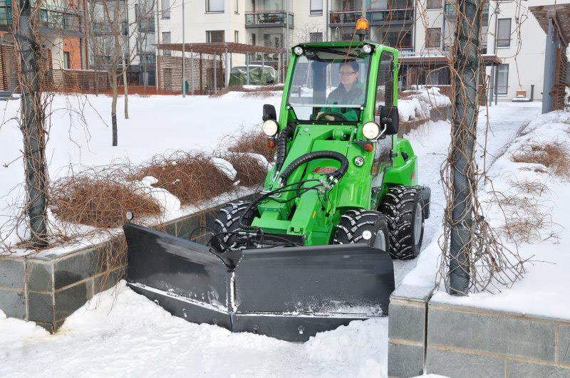 1510 mm 1840 mm 770 mm 330 kg 2020 mm 2450 mm 770 mm 390 kg Radlice na sníh Avant Sněhová radlice Avant je ideální k odklízení sněhu, zemním pracím apod.