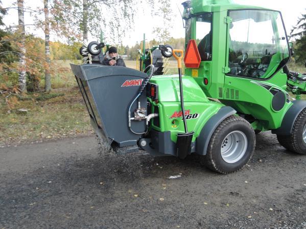 Možnost použití různých břitů ocel, guma, plast. Ovládání všech funkcí z kabiny řidiče pomocí control packu. Pracovní záběr 1350 2350 mm Celková šířka 1460 2460 mm Celková délka 993 mm Úhel stran.