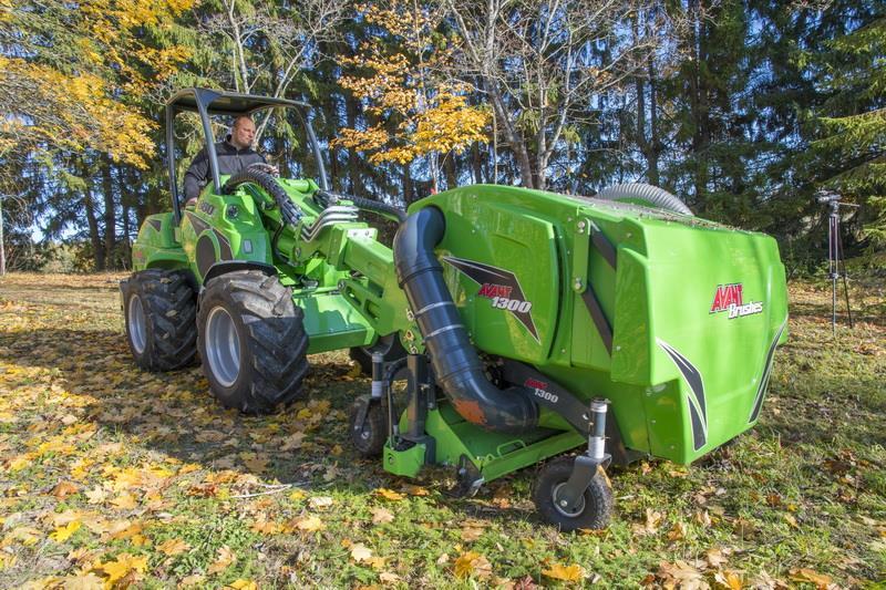 S M L Maximální průtok 30 l/min 30 l/min 50 l/min Maximální tlak 200 bar 200 bar 220 bar Objem nádrží 280 litrů 560 litrů 840 litrů Šířka lišty/ počet 1500 mm 1800 mm/8 2000 mm/9 trysek /8 Natáčení