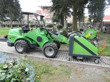 Plevel lze likvidovat ruční pistolí s lištou širokou 200 mm a nebo hlavní lištou o šíři 1,4 metru umístěnou pod hlavní nádrží.