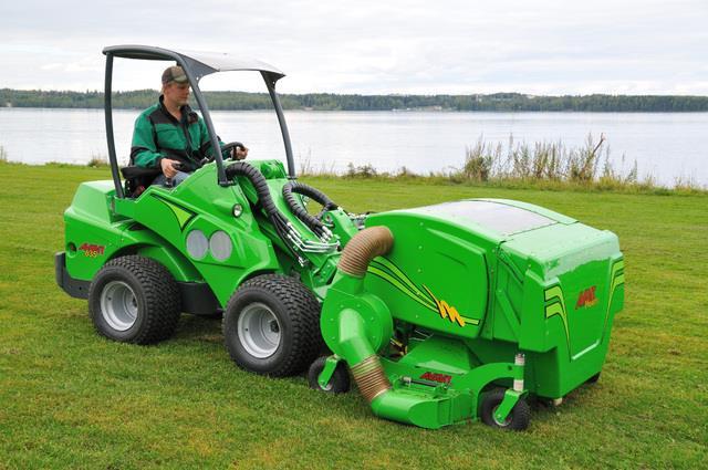 Pohon hydromotorem Mechanická plovoucí poloha Model 1200 1500 Pracovní záběr 1200 mm 1500 mm Počet nožů 2 3 Hmotnost 170 kg 220 kg Objednací číslo A35965 A34528 Standardní Zavřený mulč Stranový výhoz