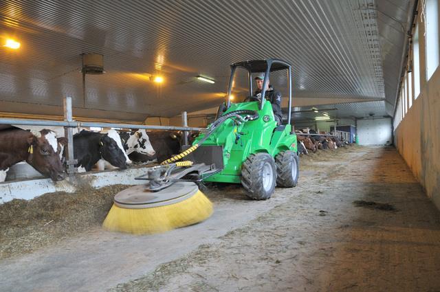 68 Gumová stěrka Jednoduché nářadí na nakladače Avant určené k dočistění povrchu od nečistot.