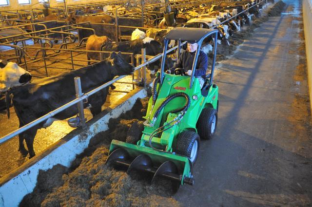 stranu A36559 Krmný zásobník kombinovaný se lžící 1 x hydraulicky poháněný šnek, vyprazdňování ne