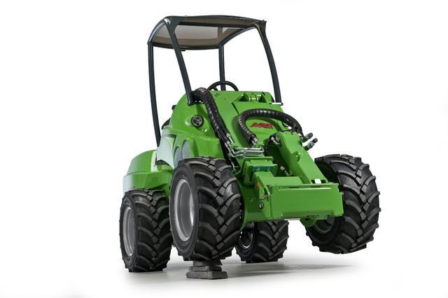 7 Technika Avant Avant - multifunkce Multifunkce velký hydraulický výkon na přídavné hydraulice = možnost využití různých nářadí ať již aktivních nebo pasivních.