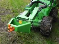 350 kg Nosnost 1500 kg Vpředu ochranný štít Schránka na nářadí na oji Mechanická odstavná noha Možnost naložení kulatiny 3 metry nebo metrové dřevo Pneumatiky 23x8.