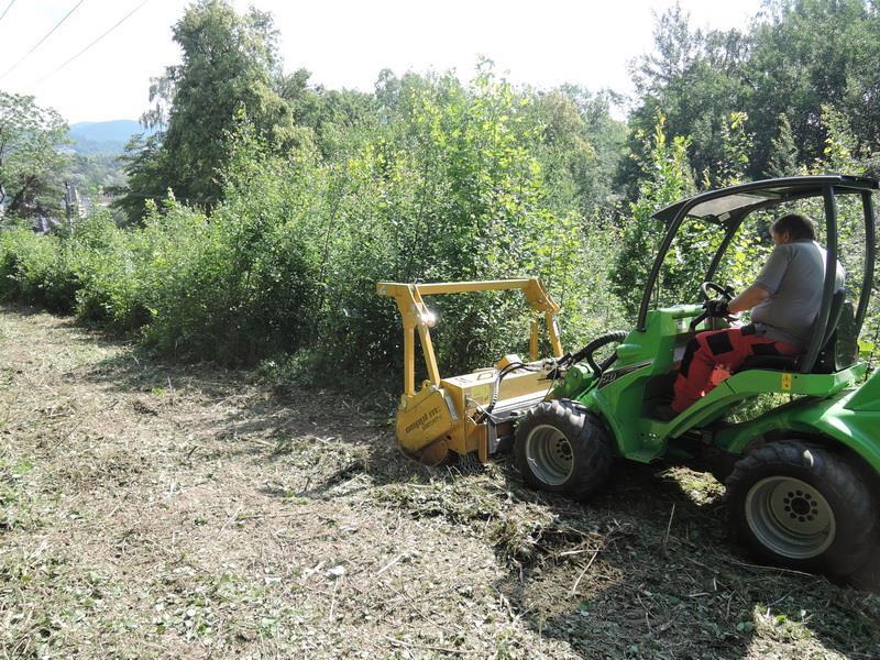 80 Štěpkovač CH150 Štěpkovač je vybaven automatickým podáváním materiálu.