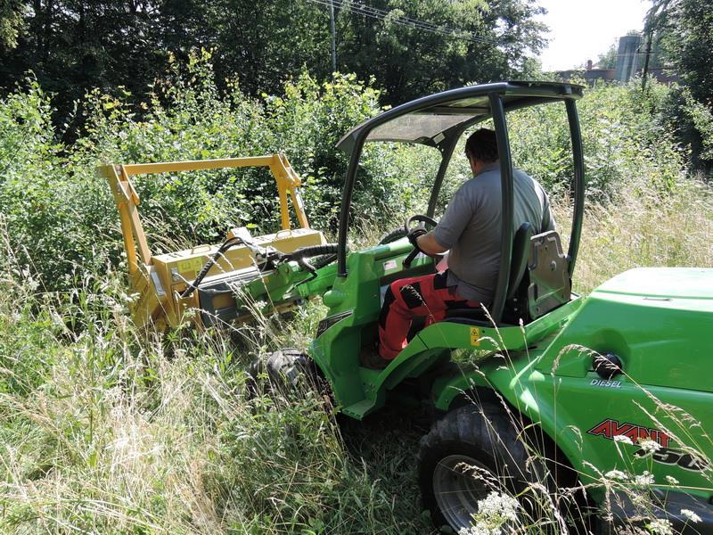 Životnost nožů do broušení je cca 50-100 motohodin podle čistoty a kvality štěpkovaného materiálu.
