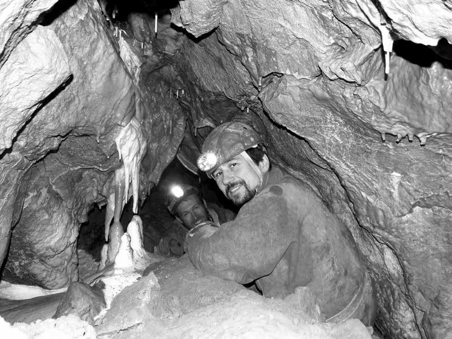 Foto 3 Tajuplná chodbička (Foto E. Zámek) Photo 3 Tajuplná (Mysterious) Passage (Photo by E. Zámek) Literatura: Moučka J., Fatka J. (1986): 20 let činnosti ZO ČSS 6 15 Holštejnská, Holštejn.