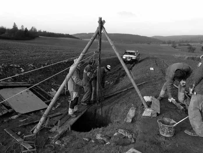 vyplavování zásypu skruží. Po vyklizení splavených sedimentů bylo zjištěno, že trativod prochází převážně jen mezi vápencovými bloky.