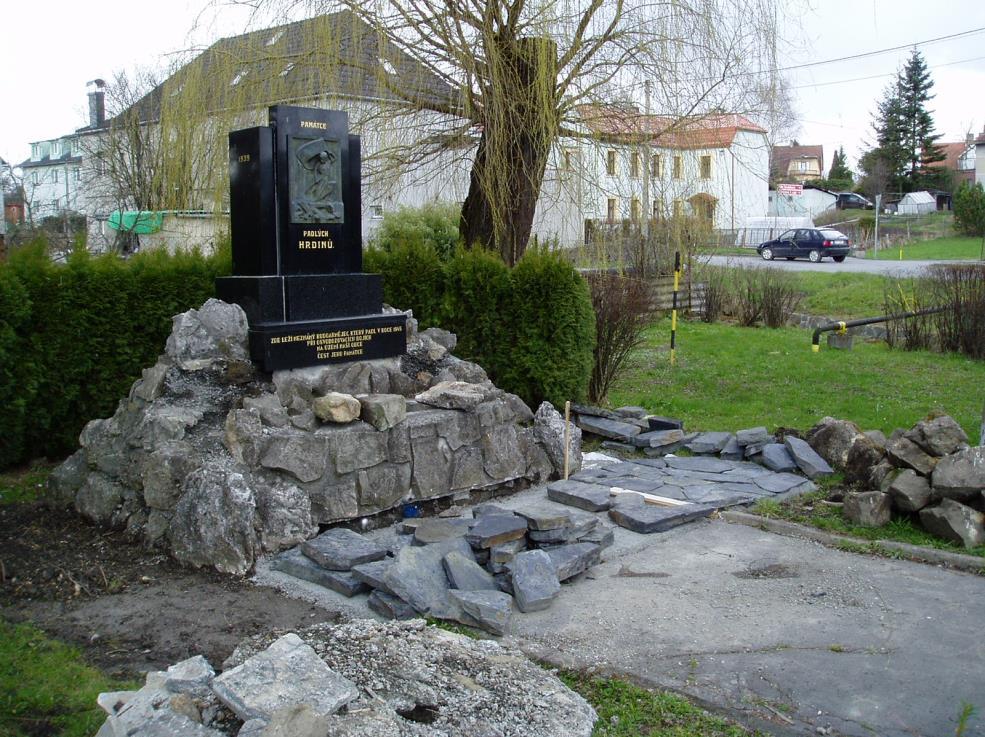 9) voj. Suchina Ivan Ivanovič (*1925) Сухина Иван Иванович + další 2 neznámí vojáci RA, které se nepodařilo identifikovat. Čest jejich památce! Pomník padlých hrdinů v Suchdole n.o. prochází v současné době rozsáhlou opravou, po které zde budou umístěny desky se jmény padlých vojáků Rudé armády, kteří padli v květnových bojích při osvobozování našeho městyse.