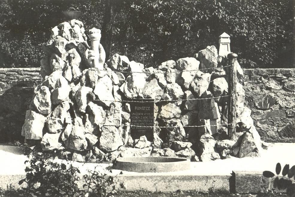 Mohyla na hřbitově 47 vězňům z transportu smrti V červenci 1945 byla těla vězňů z transportu smrti