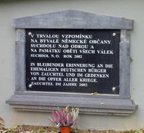 Lípa na místě kráteru po bombě Připomíná nám místo, kam bylo 47 mrtvých vězňů odvezeno a provizorně pohřbeno, lehce zasypáno hlínou a větvemi, takže brzy bylo vidět lidská těla i z kolem jedoucího