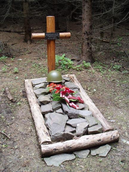 To doprovázející vojáci se ani nesnažili sundat zbraň z ramene, jen přiložil ústí hlavně k hlavě člověka, který nemohl jít dál.
