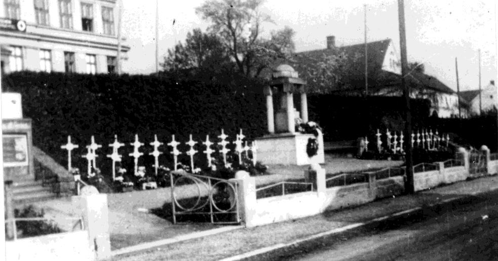 94. horského dělostřeleckého pluku 4. horské divize ) a byl zde pochován těsně před příchodem Rudé armády, zřejmě 4.5.1945. Na místě dnešního pomníku J. A.