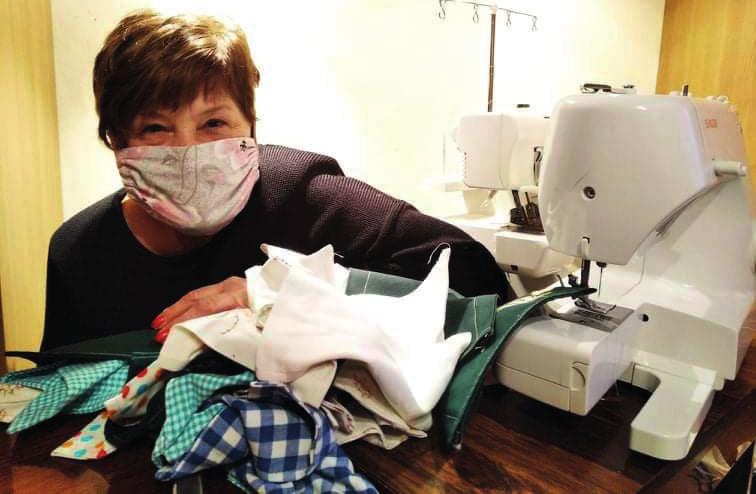 KOSTELEC SI POMÁHÁ! Kostelečtí se dokáží pro dobro semknout, říká Anna Izáková a spolu dalšími dobrovolníky šije spoluobčanům roušky. Tisíc tři sta roušek ke dni 24. 3.