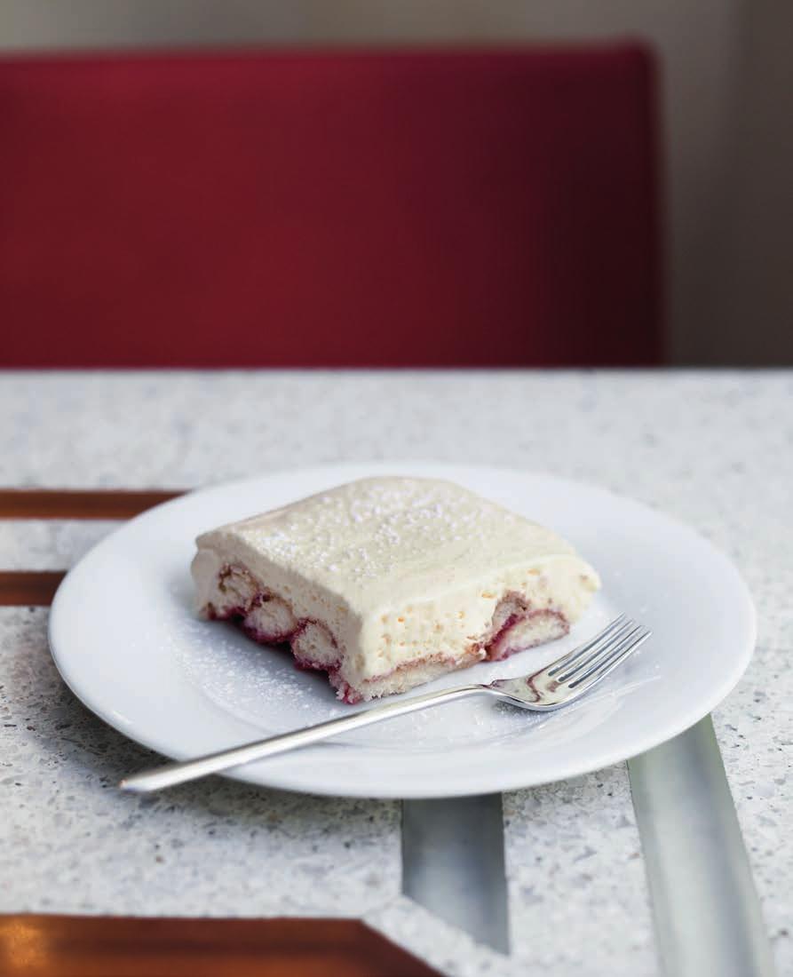 Svým důkladným způsobem přípravy jídel a jejich prezentací odkazuje na kuchyni vysoké gastronomické úrovně. Je spojována s podáváním více malých chodů a často doprovázena víny.