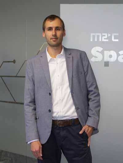 COVER STORY Lukáš Převrátil Narodil se a žije v Praze. Vystudoval Management obchodu.