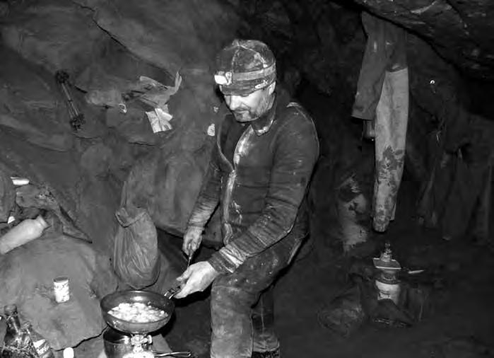 Mesačný tieň Rybí očko a Hastrmanova šachta Karel Jindra (ZO 3 03 Šumavský kras) Další akci v jeskyni Mesačný tieň jsme uskutečnili 12. 15. 10. 2013.