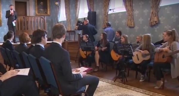 Žesťový soubor si zahrál ještě při rozsvícení vánočního stromu v Kacanovech a 12. prosince svým vystoupením potěšil seniory v pečovatelském domě na Výšince.