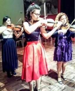 Před zahájením zahrál příchozím pásmo převážně filmových melodií Komorní smyčcový orchestr pod