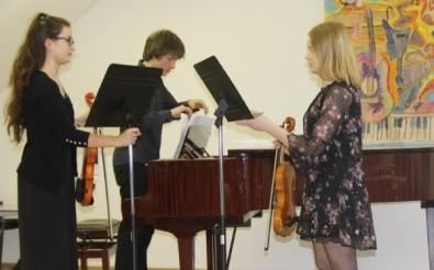 Kategorie: 4) Tria, kvarteta, kvinteta (event. až noneta) s klavírem IV. kategorie (do 26 let) Klavírní trio (Hlobil Josef, Charousková Anežka, Maryšková Kamila) 1. místo (Š. Košťálová, M.