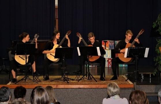 hru na klasickou kytaru a od roku 1997 rovněž vede kytarový orchestr.