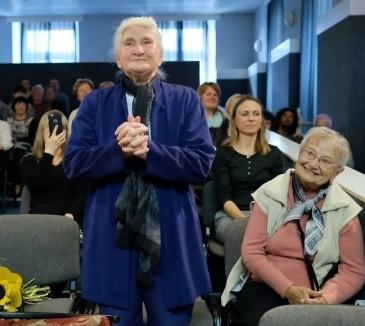 Milena Zelená se narodila v roce 1929 v Mělníku, vystudovala pražskou střední školu umění, obor módní návrhářka. V oboru pracovala začátkem 50.