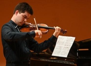 Program: Nathan Milstein: Paganiniana Ernest Bloch: Nigun Adam Skoumal: Djinnia Maurice Ravel: Sonáta