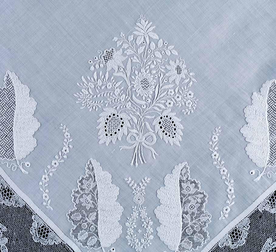 Detail výšivky na šátku vyvazovačce inv. č.